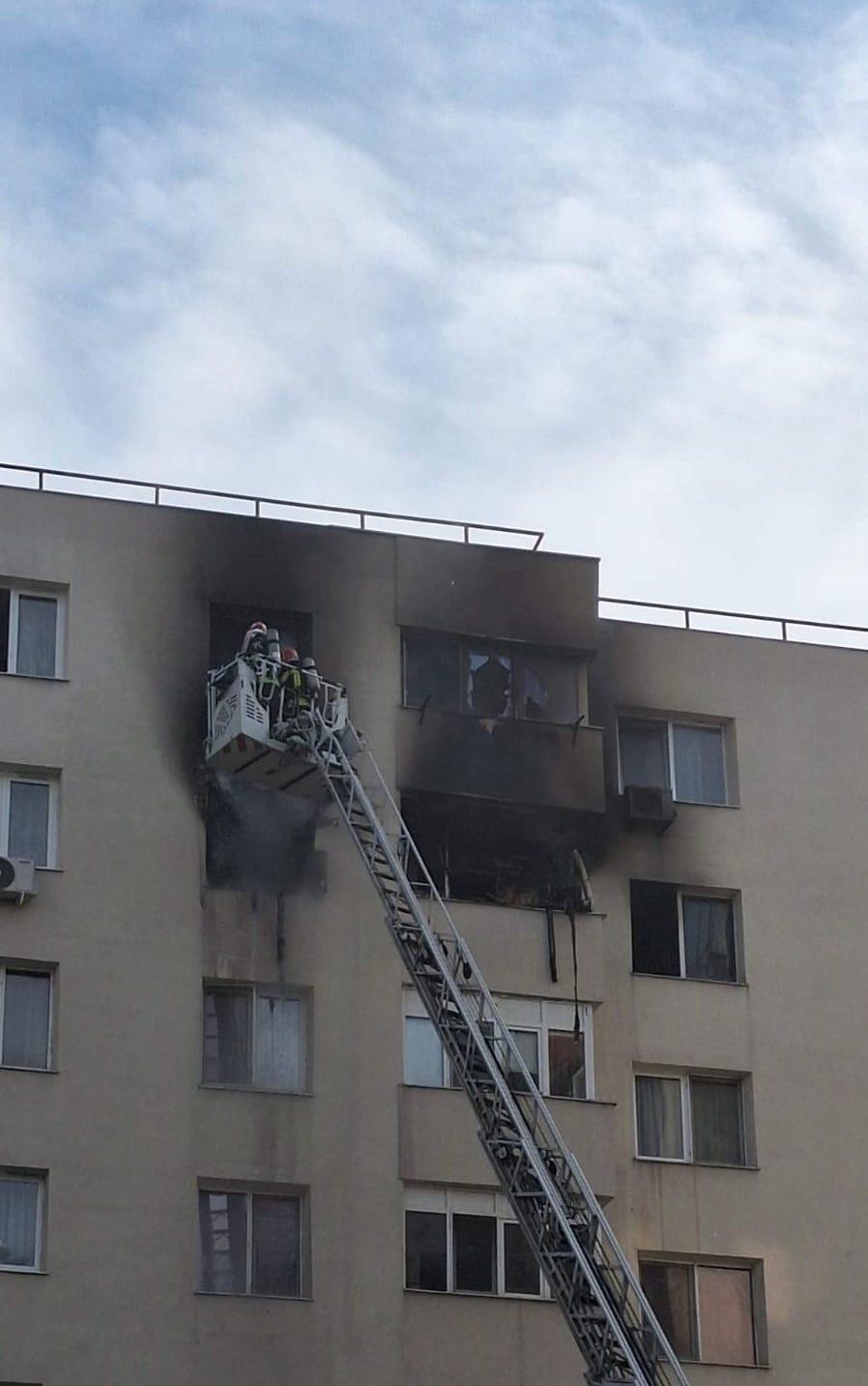 Incendiu puternic într-un bloc cu opt etaje din București! Două persoane au murit, alte nouă au primit îngrijiri medicale, inclusiv un copil 897338