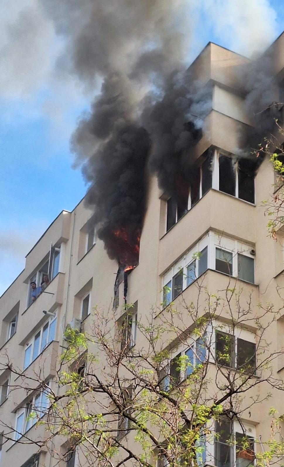 Incendiu puternic într-un bloc cu opt etaje din București! Două persoane au murit, alte nouă au primit îngrijiri medicale, inclusiv un copil 897339