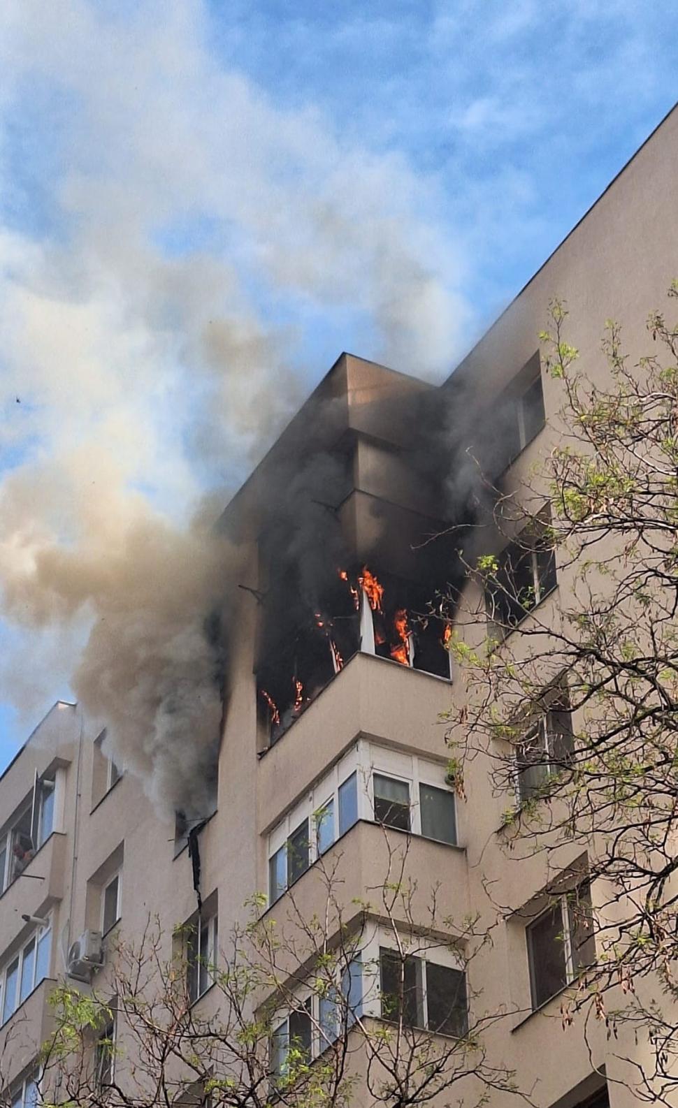 Incendiu puternic într-un bloc cu opt etaje din București! Două persoane au murit, alte nouă au primit îngrijiri medicale, inclusiv un copil 897340