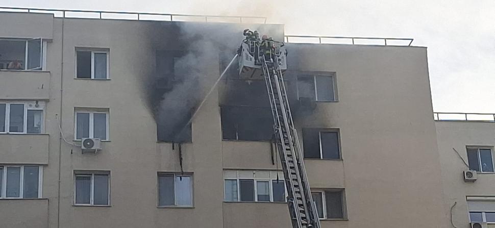 Incendiu puternic într-un bloc cu opt etaje din București! Două persoane au murit, alte nouă au primit îngrijiri medicale, inclusiv un copil 897341