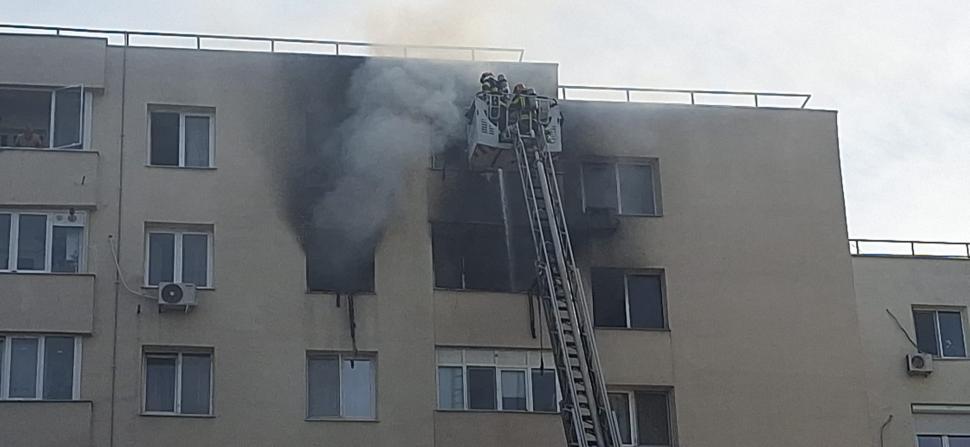 Incendiu puternic într-un bloc cu opt etaje din București! Două persoane au murit, alte nouă au primit îngrijiri medicale, inclusiv un copil 897342