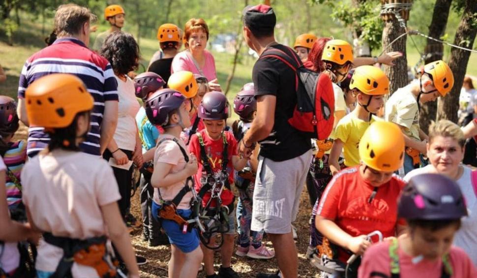 Orașul în care se redeschide cel mai mare parc de aventură din România. Principalele atracții ale zonei de agrement 897320