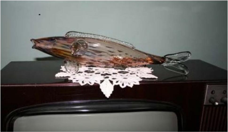 Prețul la care se vinde peștele de sticlă care se punea pe televizor | Bibeloul este o adevărată piesă de muzeu  897202