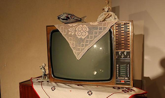 Prețul la care se vinde peștele de sticlă care se punea pe televizor | Bibeloul este o adevărată piesă de muzeu  897205