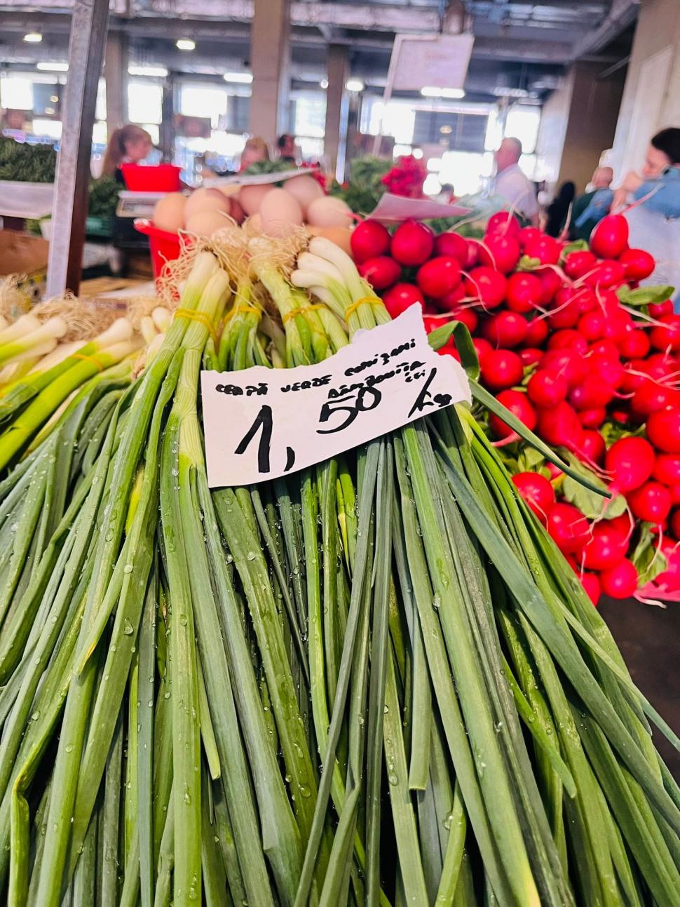 "Prețuri astăzi, Piața Obor": Ministrul Adrian Câciu arată cât costă roșiile românești și verdețurile de primăvară în București 897318