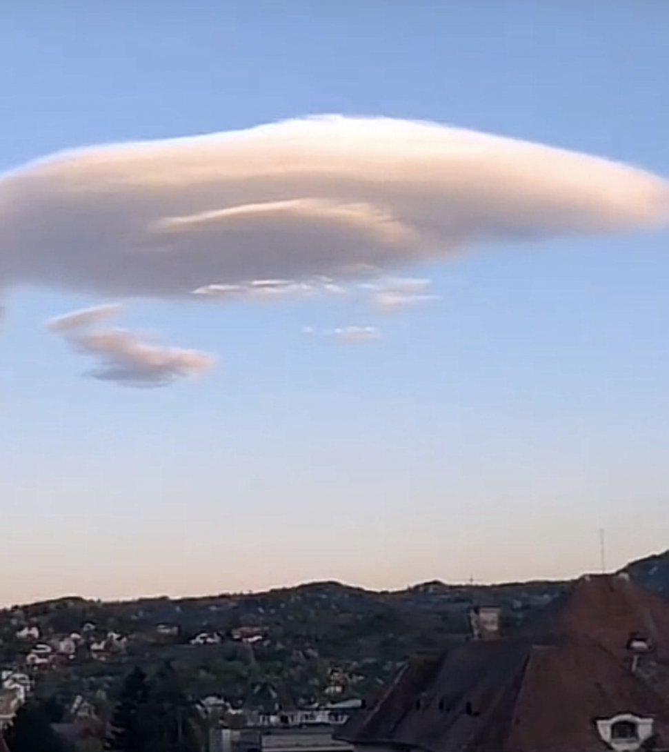 Fenomen inedit, pe cerul României. Nori ”OZN”, surprinși deasupra unui oraș din Argeș