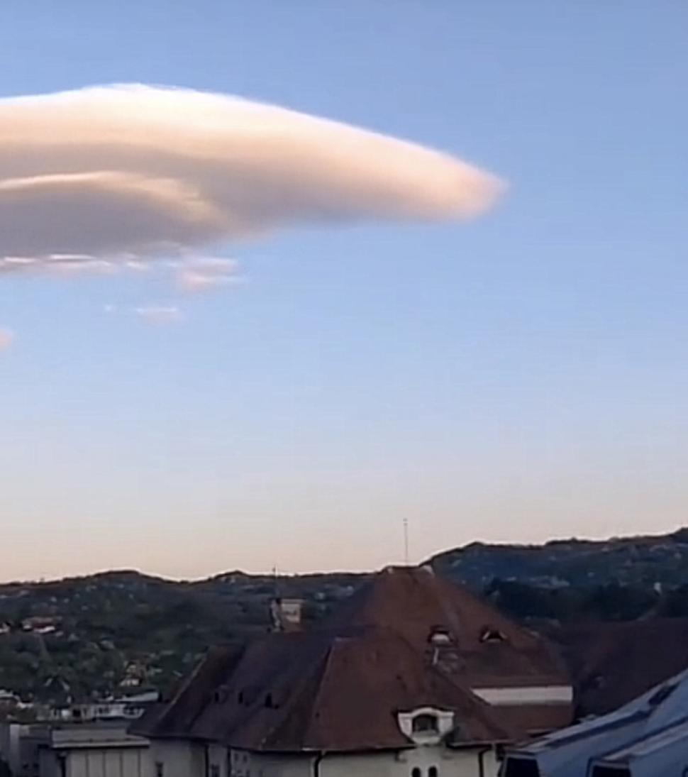 Fenomen inedit, pe cerul României. Nori ”OZN”, surprinși deasupra unui oraș din Argeș 897389