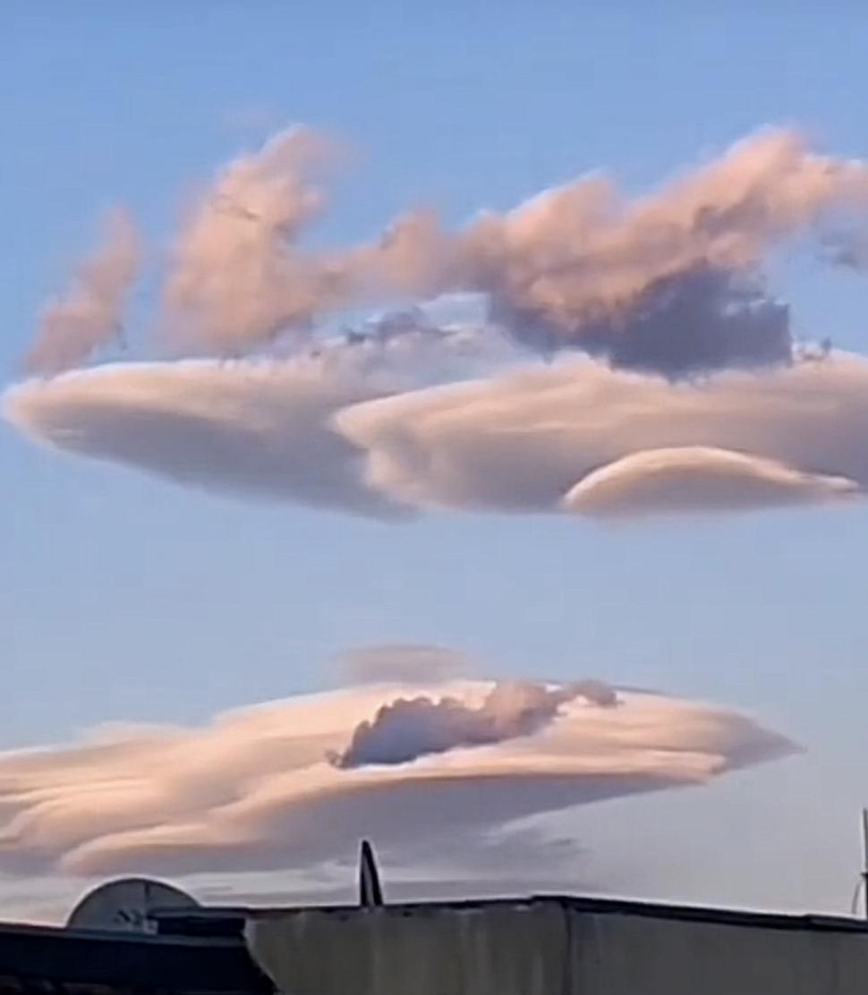 Fenomen inedit, pe cerul României. Nori ”OZN”, surprinși deasupra unui oraș din Argeș 897390