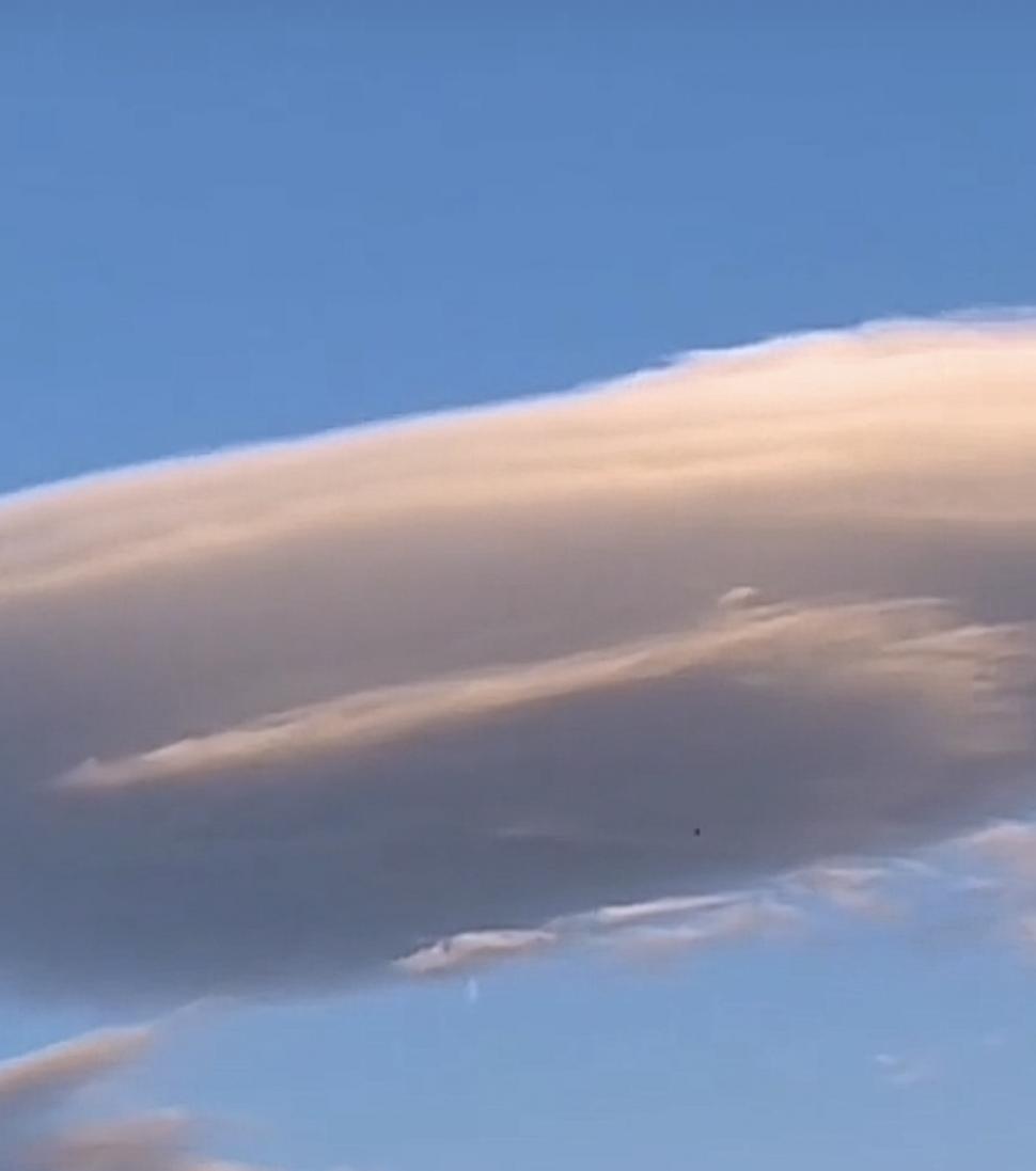 Fenomen inedit, pe cerul României. Nori ”OZN”, surprinși deasupra unui oraș din Argeș 897391