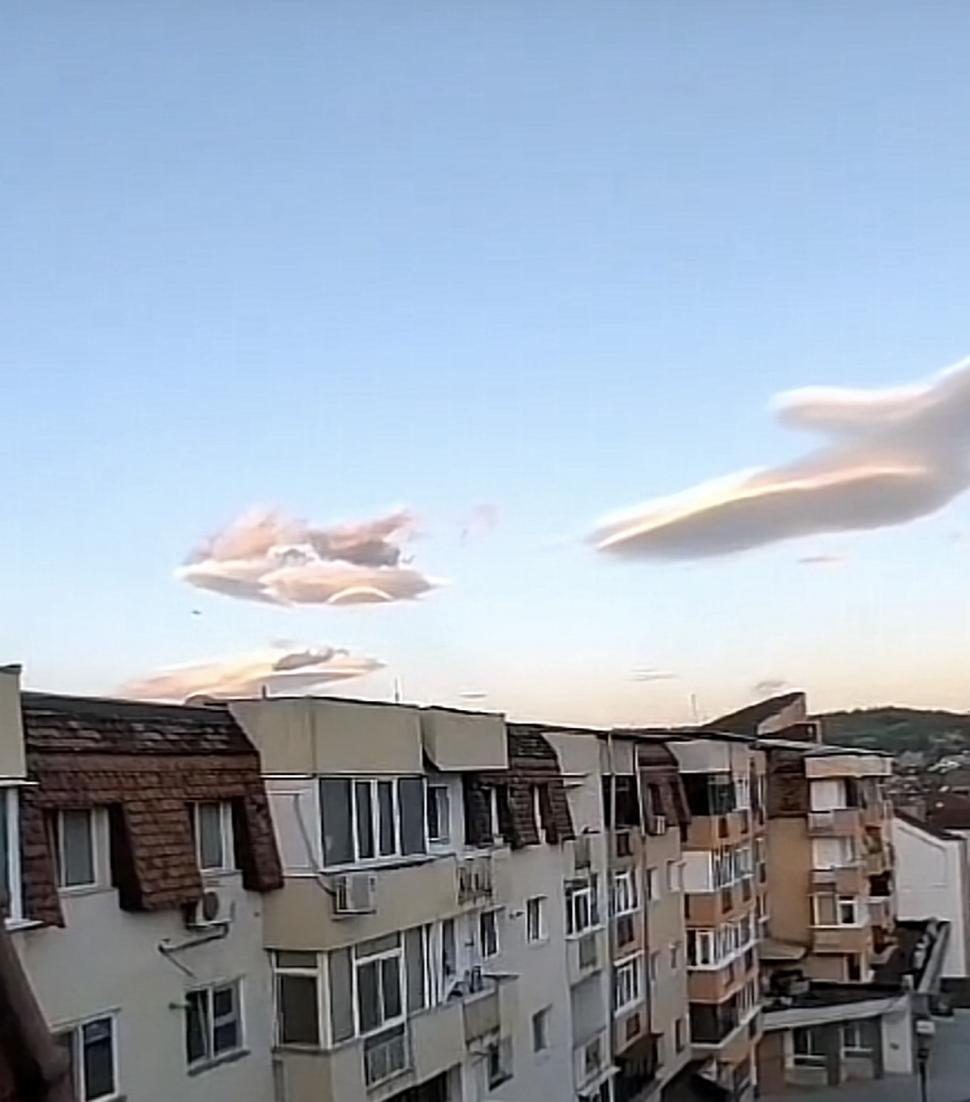 Fenomen inedit, pe cerul României. Nori ”OZN”, surprinși deasupra unui oraș din Argeș 897392