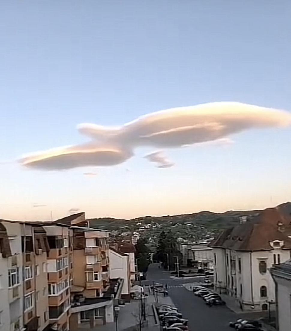 Fenomen inedit, pe cerul României. Nori ”OZN”, surprinși deasupra unui oraș din Argeș 897393