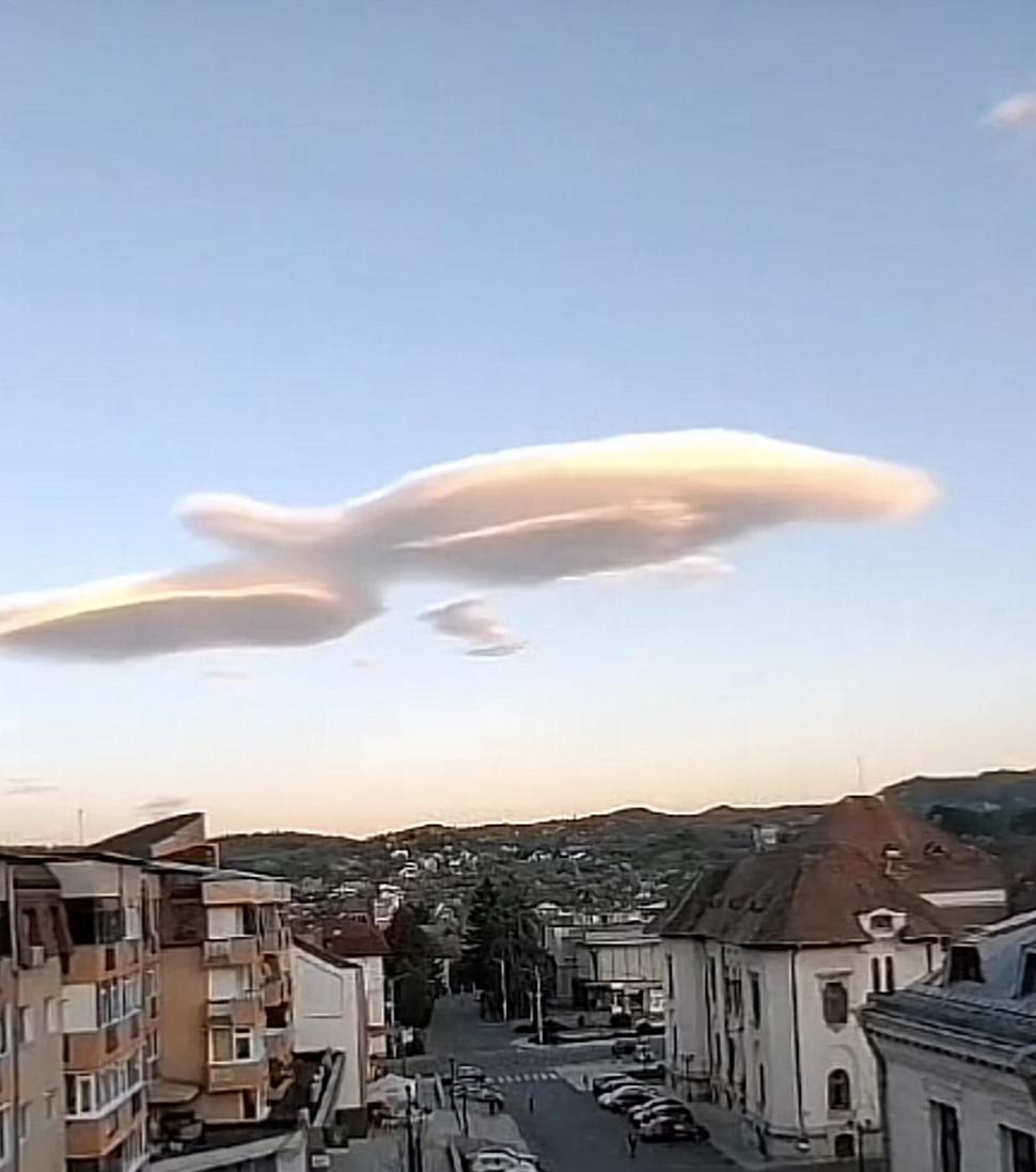 Fenomen inedit, pe cerul României. Nori ”OZN”, surprinși deasupra unui oraș din Argeș 897394