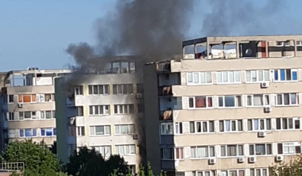 Incendiu puternic într-un bloc din București! Locatarii sunt evacuați prin exteriorul clădirii, cu autoscara | Există mai multe victime