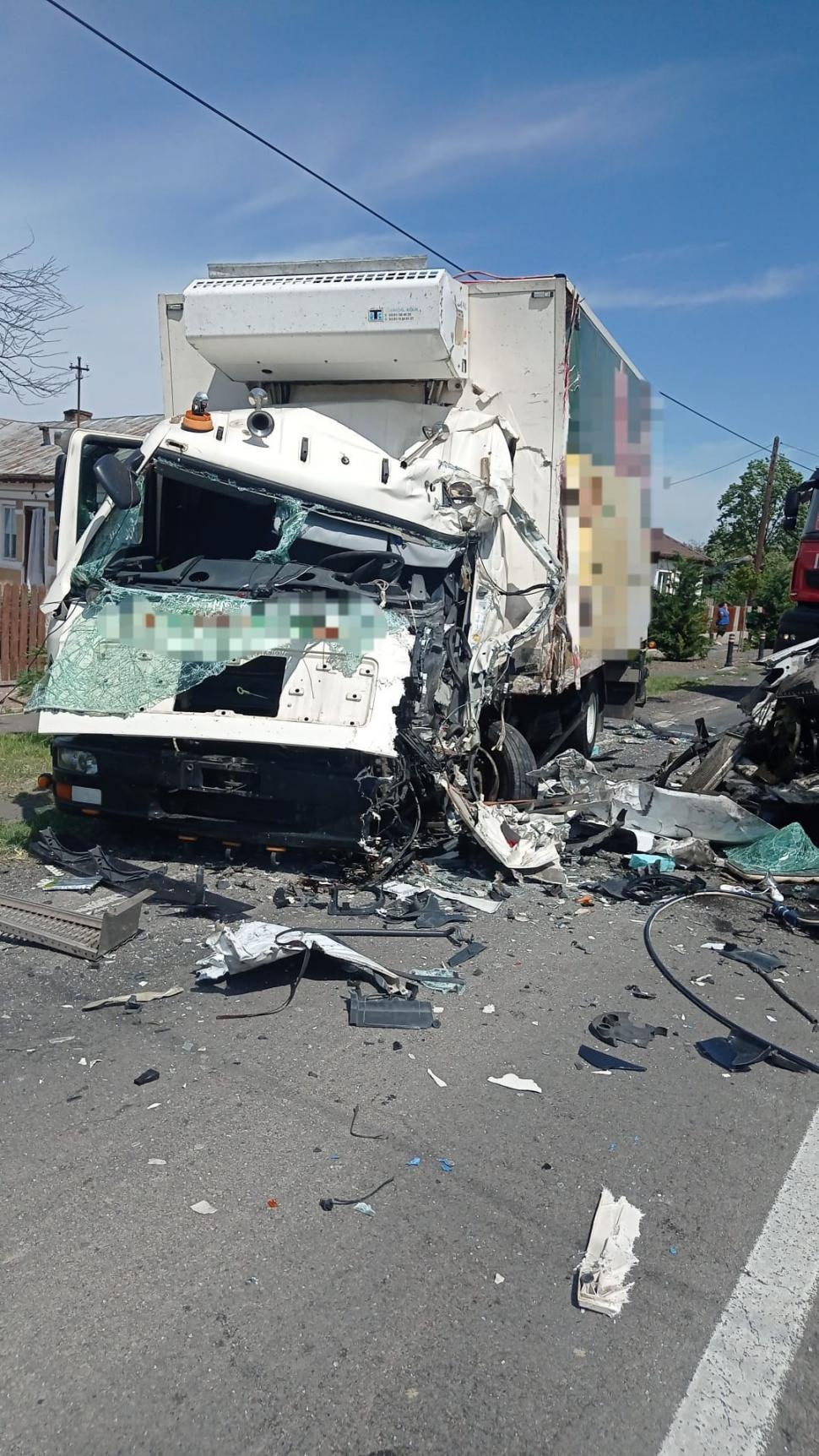 Accident grav în judeţul Brăila. Un rănit, preluat cu elicopterul după ce două autoutilitare s-au ciocnit frontal 897558