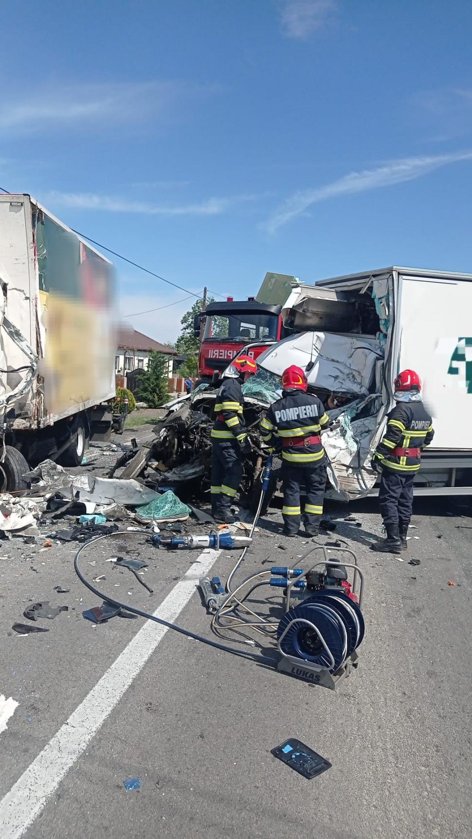 Accident grav în judeţul Brăila. Un rănit, preluat cu elicopterul după ce două autoutilitare s-au ciocnit frontal 897559