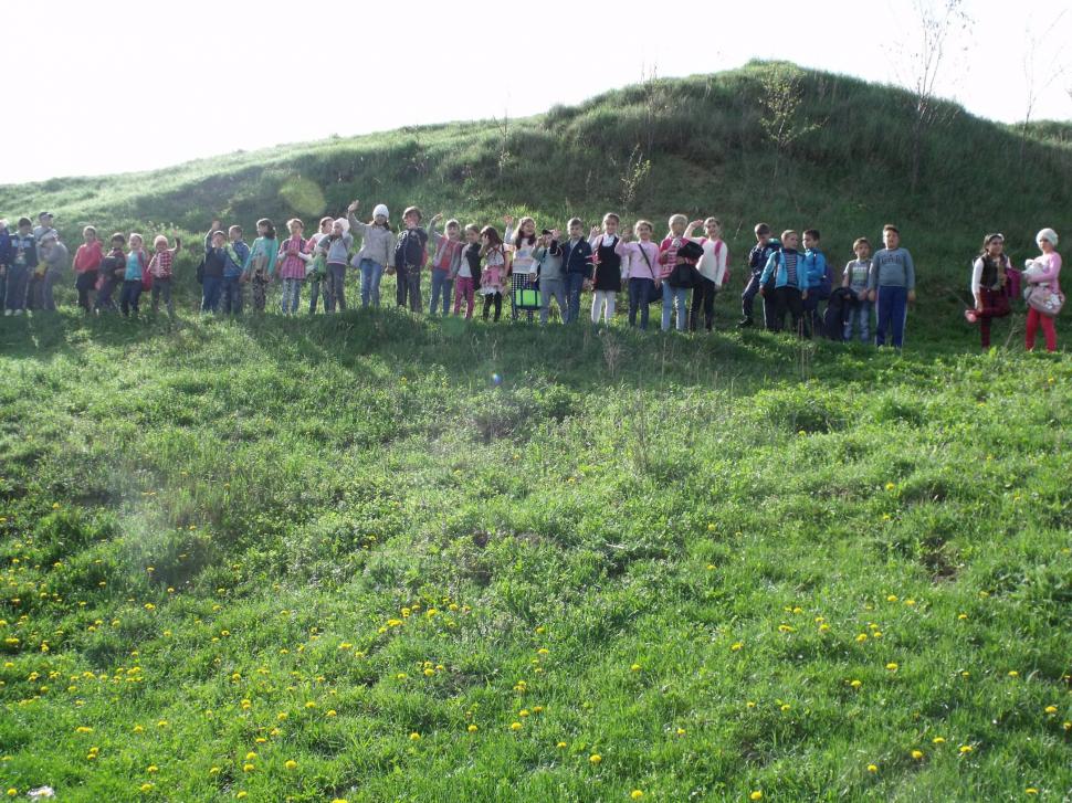 Ea este educatoarea care transformă copiii nevoiași de la sat, în oameni cu carte: "Îi îndemn mereu să își urmeze visurile, iar cheia este educația“ 897474