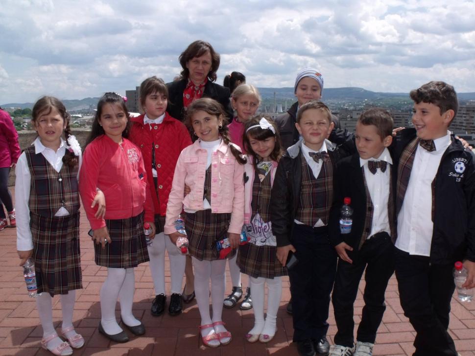 Ea este educatoarea care transformă copiii nevoiași de la sat, în oameni cu carte: "Îi îndemn mereu să își urmeze visurile, iar cheia este educația“ 897475