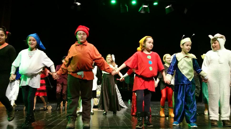 Ea este educatoarea care transformă copiii nevoiași de la sat, în oameni cu carte: "Îi îndemn mereu să își urmeze visurile, iar cheia este educația“ 897477