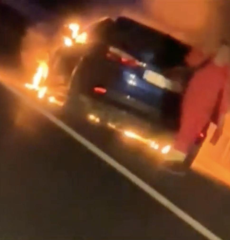 Mașină cuprinsă de flăcări, pe Autostrada A4. Șoferul s-a salvat în ultima clipă 897462