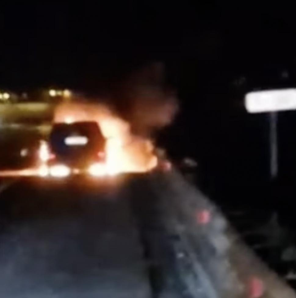 Mașină cuprinsă de flăcări, pe Autostrada A4. Șoferul s-a salvat în ultima clipă 897463