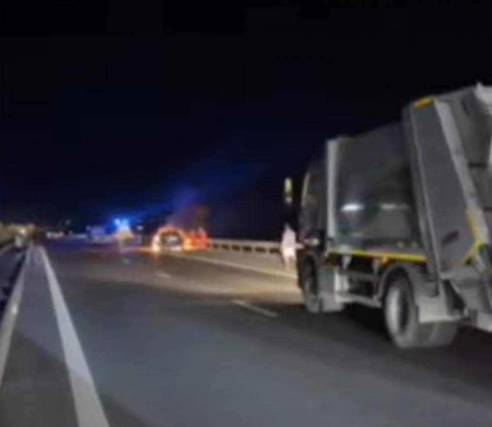 Mașină cuprinsă de flăcări, pe Autostrada A4. Șoferul s-a salvat în ultima clipă 897464