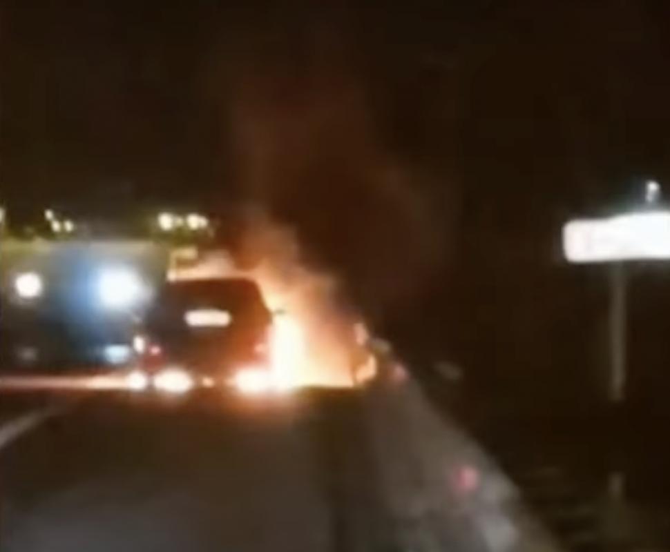 Mașină cuprinsă de flăcări, pe Autostrada A4. Șoferul s-a salvat în ultima clipă 897465