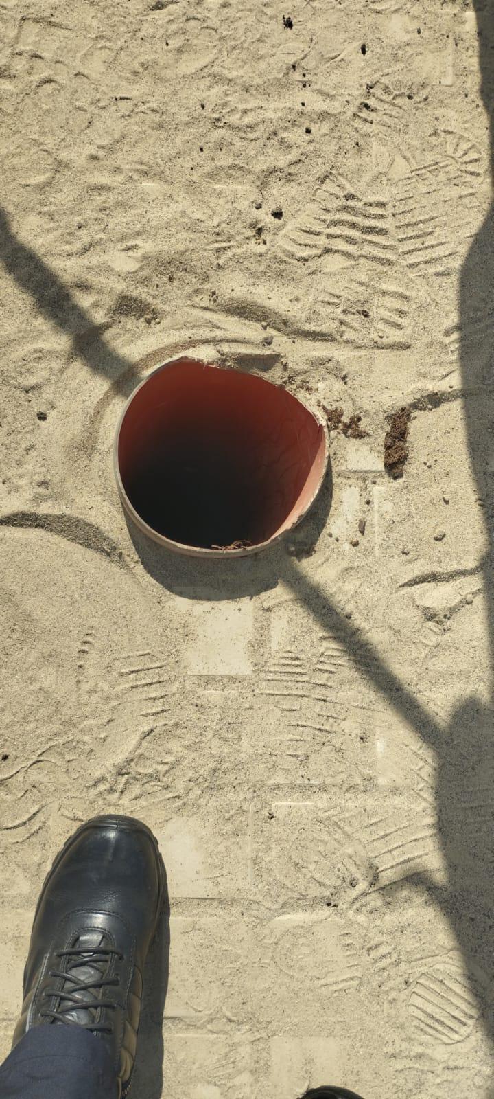 Un căţeluş căzut într-o fosă septică a fost salvat de trei pompieri din Suceava 897588