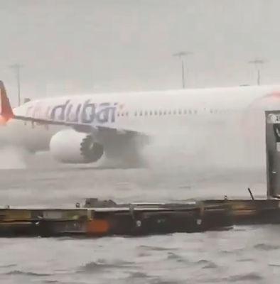 O furtună puternică a făcut prăpăd în Dubai. Pista aeroportului s-a transformat într-un lac | Zeci de zboruri au fost anulate 897816