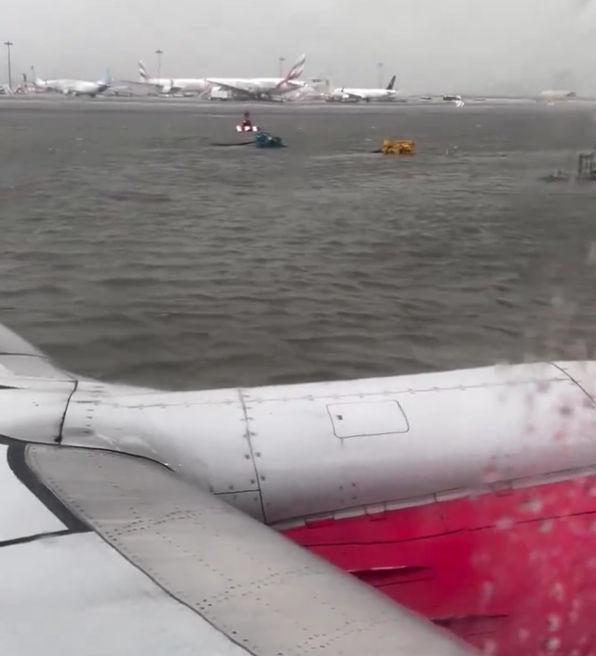 O furtună puternică a făcut prăpăd în Dubai. Pista aeroportului s-a transformat într-un lac | Zeci de zboruri au fost anulate 897817