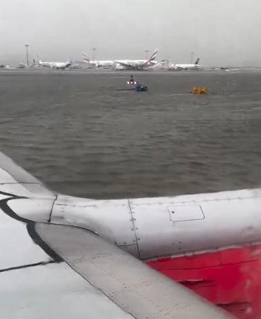 O furtună puternică a făcut prăpăd în Dubai. Pista aeroportului s-a transformat într-un lac | Zeci de zboruri au fost anulate 897818