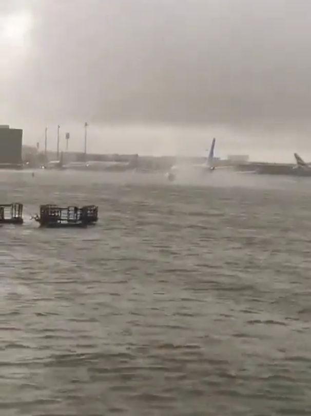 O furtună puternică a făcut prăpăd în Dubai. Pista aeroportului s-a transformat într-un lac | Zeci de zboruri au fost anulate 897819