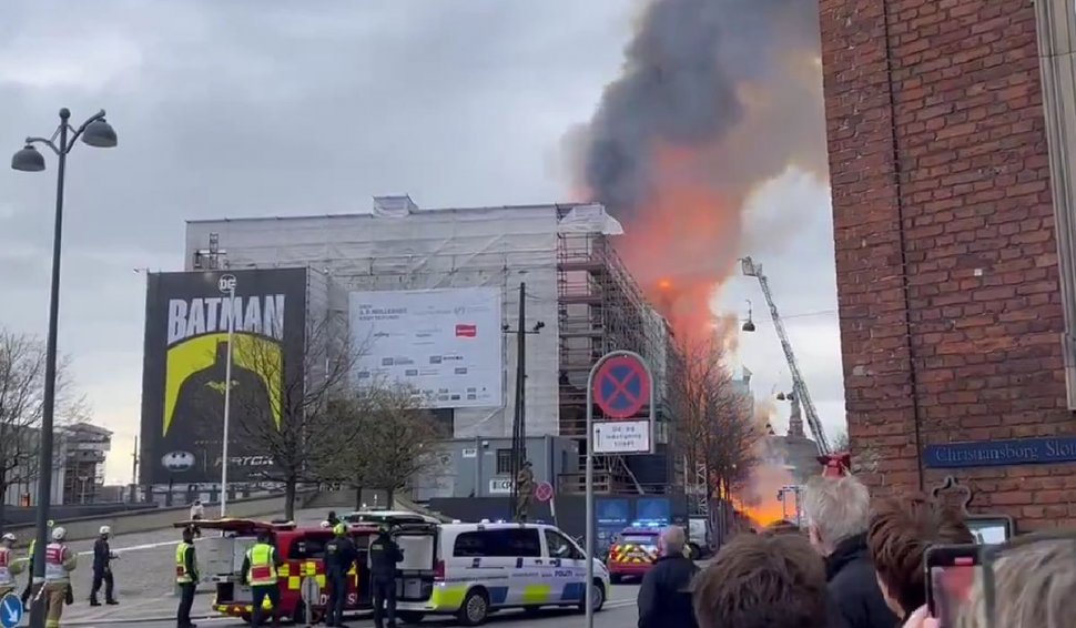 Incendiu de proporții uriașe la Copenhaga: a luat foc Bursa Veche