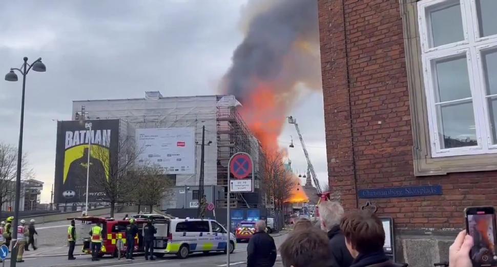 Incendiu de proporții uriașe la Copenhaga: a luat foc Bursa Veche 897696