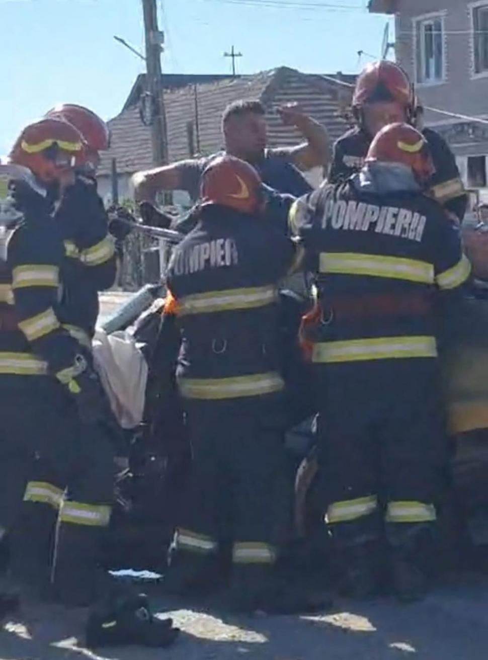 El este Marian, pompierul aflat în timpul liber care a sărit să ajute un bărbat, rămas blocat în maşină, în urma unui grav accident, în Constanţa 897737