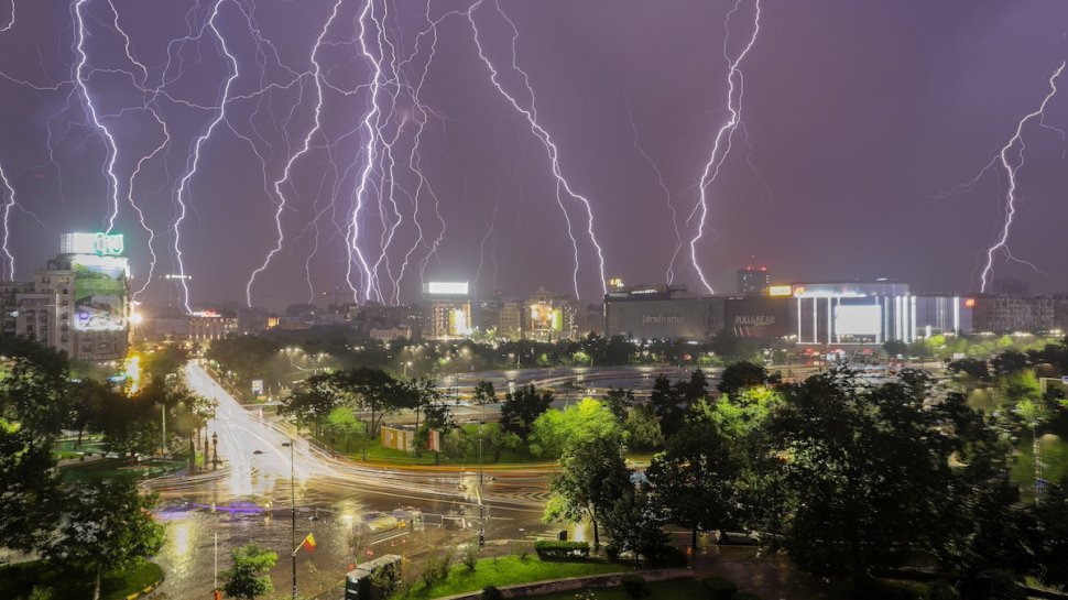 Frig, ploi și descărcări electrice în București! Meteorologii au emis o prognoză specială pentru următoarele zile