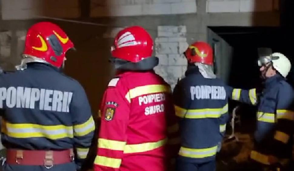 Explozie la un bloc din Craiova. O parte din etaj s-a prăbușit. Zeci de oameni evacuați 898027