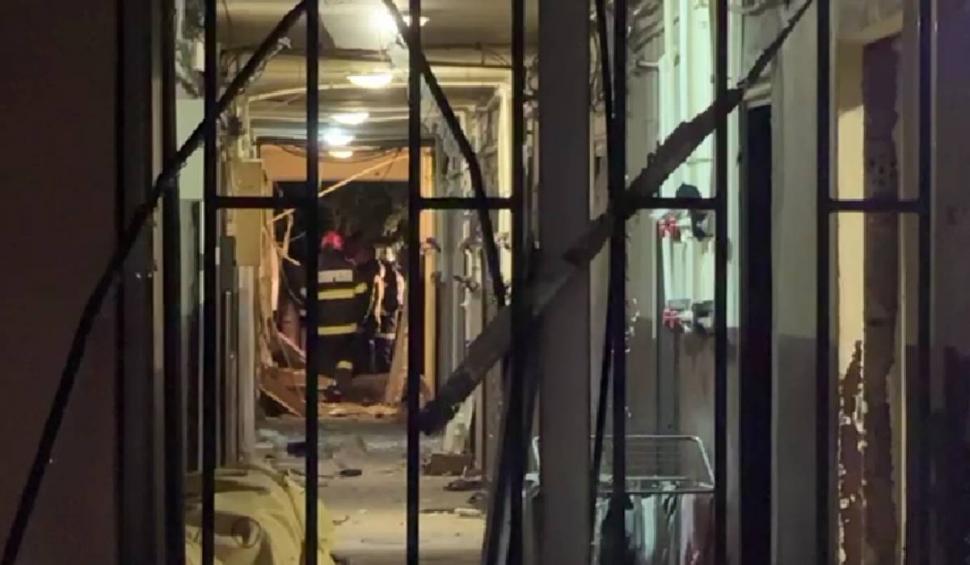Explozie la un bloc din Craiova. O parte din etaj s-a prăbușit. Zeci de oameni evacuați 898028