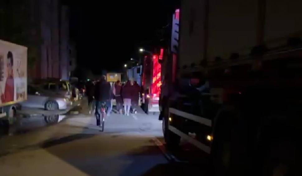Explozie la un bloc din Craiova. O parte din etaj s-a prăbușit. Zeci de oameni evacuați 898029