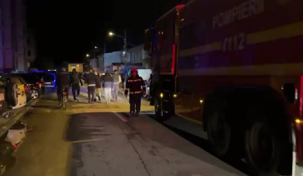 Explozie la un bloc din Craiova. O parte din etaj s-a prăbușit. Zeci de oameni evacuați 898030