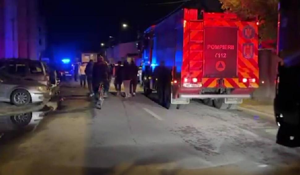 Explozie la un bloc din Craiova. O parte din etaj s-a prăbușit. Zeci de oameni evacuați 898031