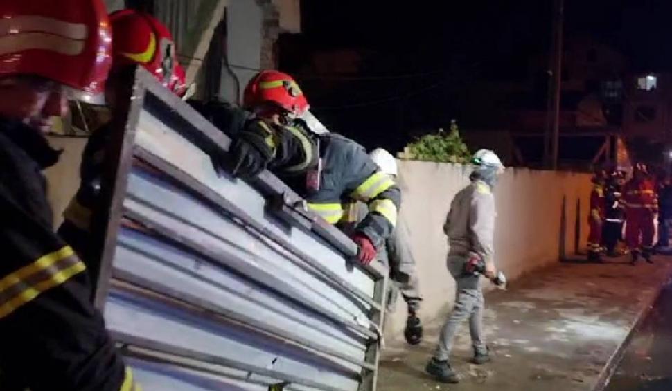 Explozie la un bloc din Craiova. O parte din etaj s-a prăbușit. Zeci de oameni evacuați 898038