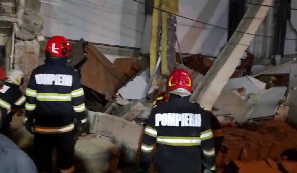 Explozie la un bloc din Craiova. O parte din etaj s-a prăbușit. Zeci de oameni evacuați 898039
