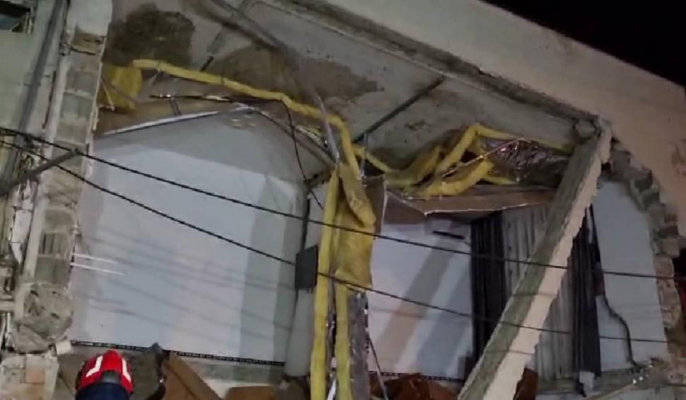 Explozie la un bloc din Craiova. O parte din etaj s-a prăbușit. Zeci de oameni evacuați 898040