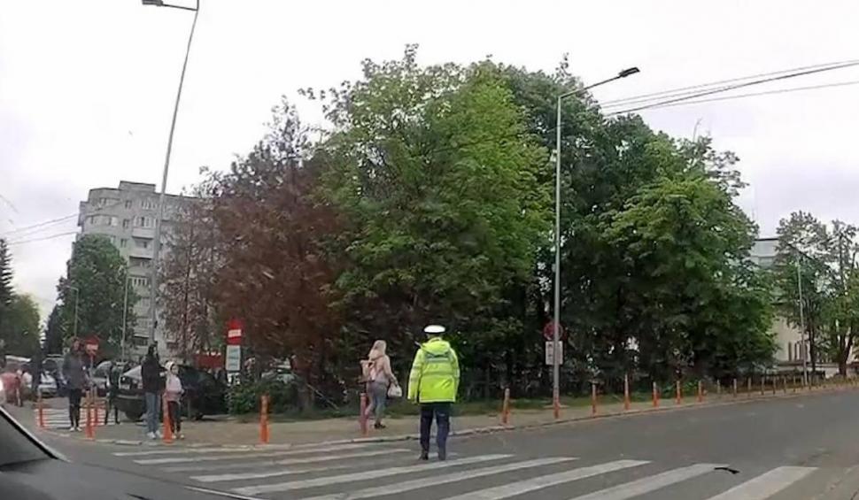 Momentul în care o femeie fuge de un polițist de la Circulație care voia să o amendeze, în Bacău. Suma pe care a trebuit să o plătească 897958