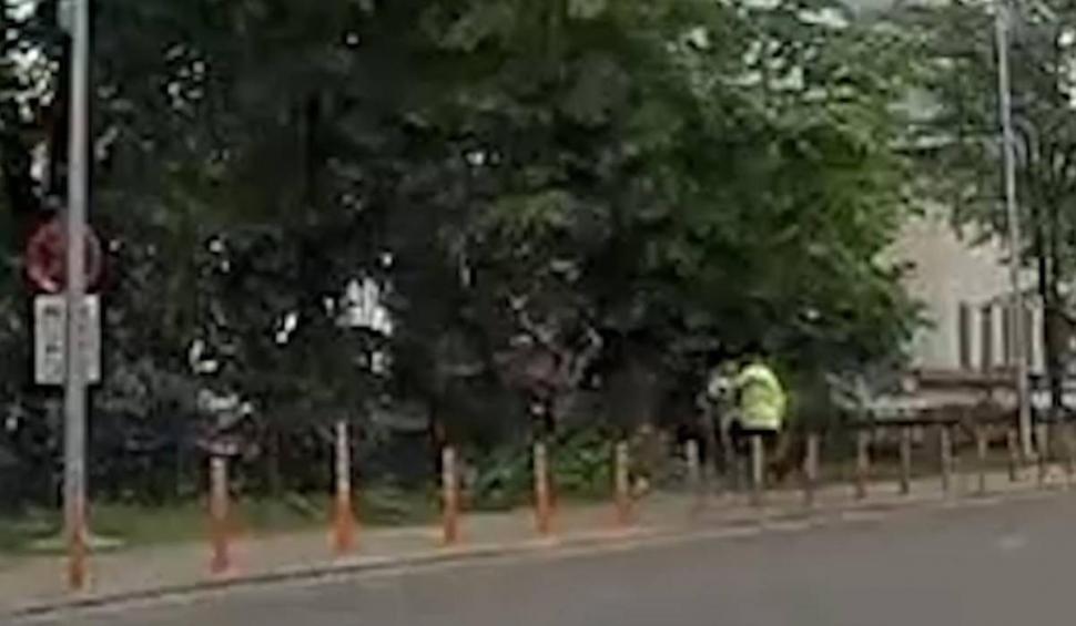 Momentul în care o femeie fuge de un polițist de la Circulație care voia să o amendeze, în Bacău. Suma pe care a trebuit să o plătească 897959