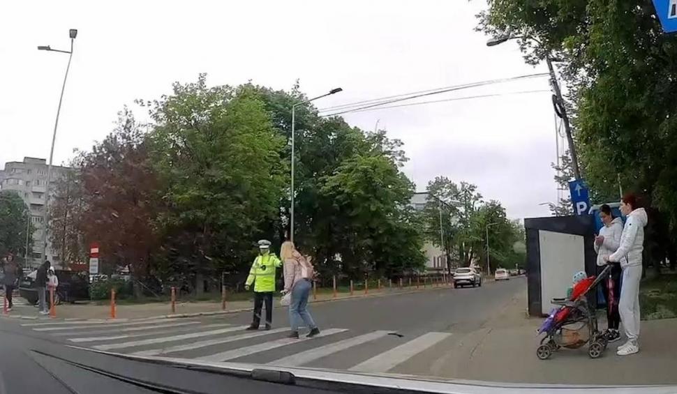 Momentul în care o femeie fuge de un polițist de la Circulație care voia să o amendeze, în Bacău. Suma pe care a trebuit să o plătească 897960