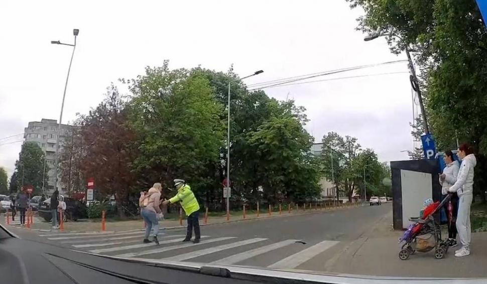 Momentul în care o femeie fuge de un polițist de la Circulație care voia să o amendeze, în Bacău. Suma pe care a trebuit să o plătească 897963