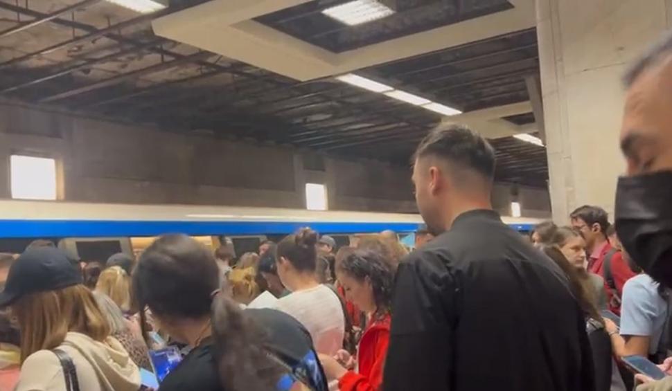 Incident la metrou, în Bucureşti: sute de oameni au fost evacuați dintr-un tren | Metrorex: "Un călător a fost la originea incidentului!" 897854