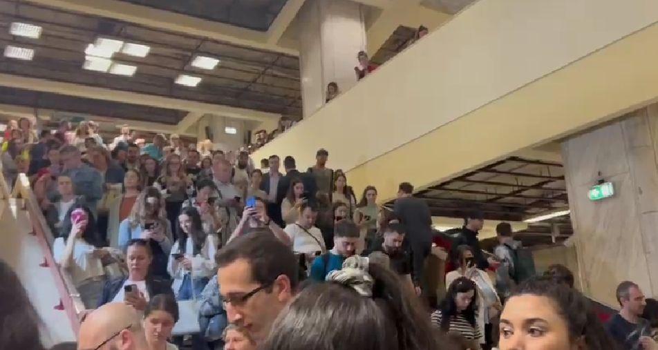 Incident la metrou, în Bucureşti: sute de oameni au fost evacuați dintr-un tren | Metrorex: "Un călător a fost la originea incidentului!" 897855