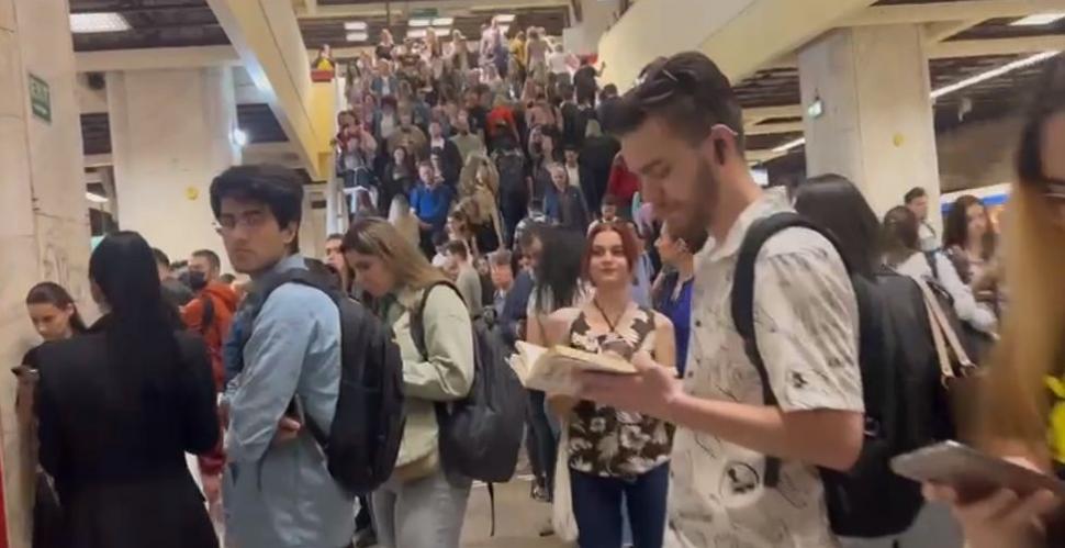 Incident la metrou, în Bucureşti: sute de oameni au fost evacuați dintr-un tren | Metrorex: "Un călător a fost la originea incidentului!" 897856